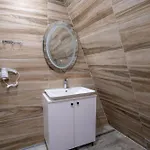Golden 3 Gjinar By Pikhost Apartament *